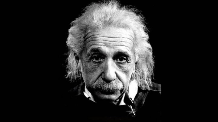 فكرة النظام والإنسجام للكون في فكر أينشتاين