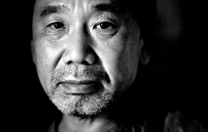 لا يمكن فقط الزعم أنَّ هاروكي موراكامي هو الروائي الياباني الأكثر تجريبًا الذي تُرجمت أعماله إلى اللغة الإنجليزية، بل والأكثر شعبية أيضًا، بمبيعات بالملايين في جميع أنحاء العالم
