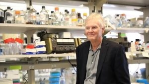 عالم أحياء جامعة روكيفيلر مايكل يونق يقف في مختبره بعد فوزه بجائزة نوبل للطب في نيويورك، الثاني من أكتوبر 2017.